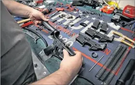  ?? EL PAÍS ?? Utah (EE. UU.). Un trabajador arma un rifle AR-15 en una fábrica en 2021.