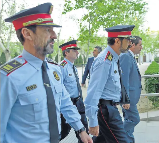  ?? BERNARDO DÍAZ ?? Trapero (centro), ex mayor de los Mossos; Ferrán López (dcha.), su sucesor, y Joan Carles Molinero, en la Audiencia, el 6 de octubre.