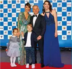  ??  ?? CON MOGLIE E FIGLI Milano. Marco Durante (al centro della foto) con la moglie Thea Aprea (a sinistra), i loro due figli Ginevra ed Edoardo. A destra di
Durante, la figlia maggiore Vittoria. La foto è stata scattata alla cena di gala per i 25 anni di LaPresse, lo scorso 9 maggio.