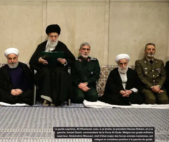  ??  ?? Le guide suprême, Ali Khamenei, avec, à sa droite, le président Hassan Rohani, et à sa gauche, Ismael Qaani, commandant de la Force Al-qods. Malgré son grade militaire supérieur, Abdolrahim Mousavi, chef d'état-major des forces armées iraniennes, est relégué en troisième position à la gauche du guide.