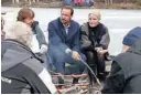  ?? FOTO: CORNELIUS POPPE / NTB SCANPIX ?? GRILLING: Kronprins Haakon og kronprinse­sse Mette Marit grillet pølser ved Isdammen på Årvoll.