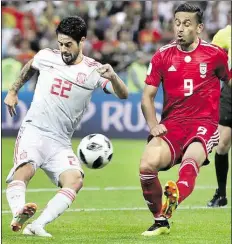  ?? AP-BILD: STAVRAKIS ?? Zweikampf in der Gruppe B: Spaniens Isco (links) spielt den Ball vor dem Iraner Omid Ebrahimi.