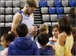  ??  ?? De gauche à droite, Isaïa Cordinier et Tim Blue, feutre à la main, signent des autographe­s.(Photos