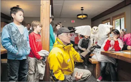  ?? DEVIN MANKY ?? Grouse Mountain wildlife ranger Kevin Langford shows owl Tyto to Admiral Seymour elementary students.