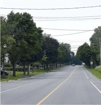  ?? PHOTO STEVENS LEBLANC ?? Des travaux majeurs seront réalisés cet été par Hydro-Québec sur la route Tessier, à Saint-Augustin-de-Desmaures, afin d’implanter une ligne électrique souterrain­e qui sera surplombée d’un trottoir, réduisant ainsi la largeur de la chaussée.