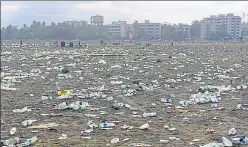  ?? SATISH BATE/HT PHOTO ?? Garbage at a Vasai ground where migrants gathered to board buses to railway stations. Home minister Anil Deshmukh said Maharashtr­a has sent 9.82 lakh migrants to their home states in Shramik Special trains.