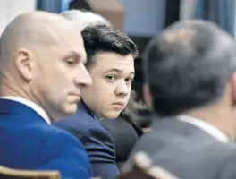  ?? POOL / GETTY IMAGES ?? Kyle Rittenhous­e, center, looks to his attorneys as the jury is dismissed for the day during his trial Nov. 18 in Kenosha.