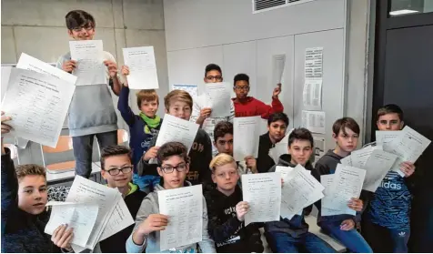  ?? Foto: privat ?? Schüler der Heinrich von Buz Realschule wollen mit Unterschri­ften erreichen, dass ihr Lehrer an der Schule bleiben darf.