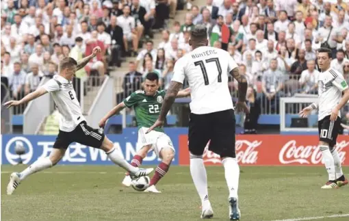  ?? AP ?? Hirving Lozano, de México, se apresta a anotar el gol de la victoria para su equipo en el partido de ayer frente a Alemania en el Mundial de Fútbol en Rusia.