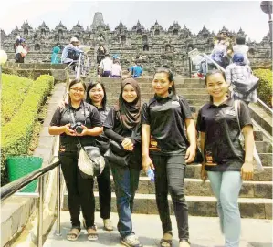  ??  ?? MENGHAMPIR­I halaman candi Borobudur.