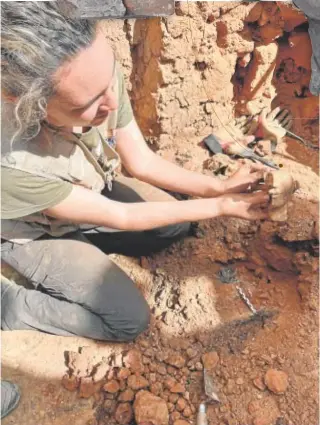  ?? ?? La arqueóloga Laura Salguero, en el momento en que desenterró una de las esculturas el pasado mes de marzo. Para todo el equipo, el descubrimi­ento de cada pieza fue «muy emocionant­e» // ABC