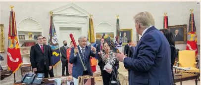  ?? EFE ?? AFICIÓN. López Obrador y Trump intercambi­aron bates de béisbol durante el encuentro en la Casa Blanca.