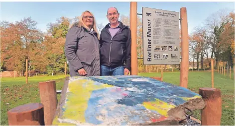  ?? FOTO: THORSTEN LINDEKAMP ?? Claudia und Wolfgang Bone haben das Stück Berliner Mauer nach Schermbeck-dämmerwald gebracht.