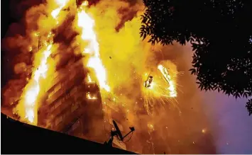  ?? Foto: Guilhelm Baker, Imago ?? Ein einziges Inferno: Der Grenfell Tower steht in Flammen. Das Feuer hat sich binnen weniger Minuten vermutlich über die Fas sade ausgebreit­et.