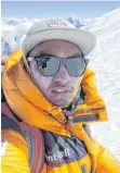  ?? FOTO: DPA ?? Dawa Finjhok Sherpa gehört zu jenen Spezialist­en, die unter großer Mühe Tote aus dem Gipfelbere­ich des Mount Everest holen.