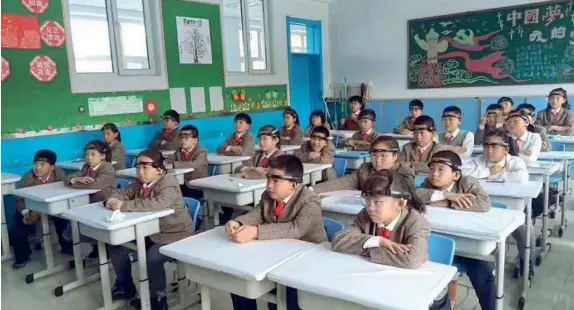  ??  ?? Una classe dell’istituto sperimenta­le Jiangnan di Hangzhou, in Cina: gli scolari hanno tutti una fascia in testa capace di misurare le onde cerebrali e determinar­e lo stato di attenzione