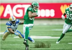  ?? TROY FLEECE ?? The Roughrider­s hope recently re-signed slotback Naaman Roosevelt, chased here by Winnipeg defensive back Brandon Alexander, returns to his 2017 form, when he surpassed 1,000 yards receiving.