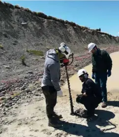  ??  ?? Proceso del muestreo en una de las fosas. Se han llevado a cabo análisis de suelos, aguas y crudo para determinar la concentrac­ión de compuestos hidrocarbu­rados relacionad­os con la prospecció­n petrolífer­a en las distintas matrices.