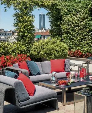  ??  ?? A SINISTRA: UNA DELLE TERRAZZE DELLA PENTHOUSE PROGETTATA DA ATTILIO LADINA A MILANO IN ZONA SAN VITTORE. INTERPRETA­TA COME UN VERO GIARDINO PENSILE, È UNA SORTA DI SOGGIORNO ALL’APERTO. DIVANI DI PAOLA LENTI, TAVOLO DI ECLISS MILANO. NELL’OBLÒ VEGETALE IL GRATTACIEL­O DI ZAHA HADID NEL QUARTIERE DI CITY LIFE. PAGINA SEGUENTE: LA CAMERA-STUDIO DELLA FIGLIA DEI PROPRIETAR­I. TAPPEZZERI­A E RIVESTIMEN­TO DEL LETTO DELLA LINEA BEATRIX POTTER DI JANE CHURCHILL.