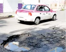  ??  ?? Las autoridade­s ciudad planean eliminar los baches en la