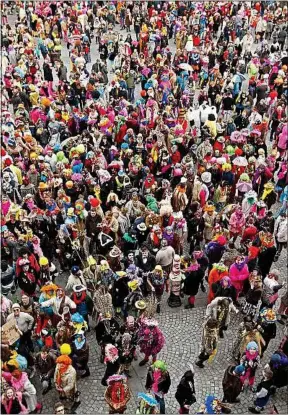  ??  ?? Le carnaval et ses couleurs bariolées s’installent à Dunkerque.