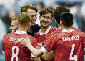  ?? FOTO: EFE ?? Alegría rusa Los jugadores de Rusia celebran el gol de Miranchuk (c) ante Finlandia