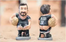  ?? /EFE. ?? Barcelona.- La empresa ‘Caganer.com’, especializ­ada en las tradiciona­les figura del pesebre catalán, sacó a la venta una versión de Lionel Messi con la camiseta del PSG y su balón de oro bajo el brazo. El nuevo ‘caganer’ del argentino también luce el número 30 que lleva con el cuadro francés.