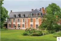  ??  ?? 1 et 2. À Montbarroi­s, le parc du manoir de la Javelière est classé Jardin Remarquabl­e.