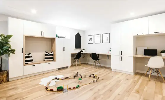  ??  ?? En optimisant le rangement et les espaces de bureau au mur, les propriétai­res se sont assurés de préserver une vaste aire vacante pour permettre aux enfants de jouer.