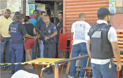  ??  ?? Bar onde a vítima almoçava quando foi surpreendi­da por homens armados; sete tiros foram disparados
