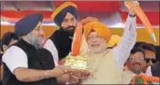  ?? HT FILE ?? Modi at a poll rally with Sukhbir Badal and Bikram Majithia.