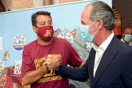  ??  ?? Stretta di mano Matteo Salvini e Luca Zaia