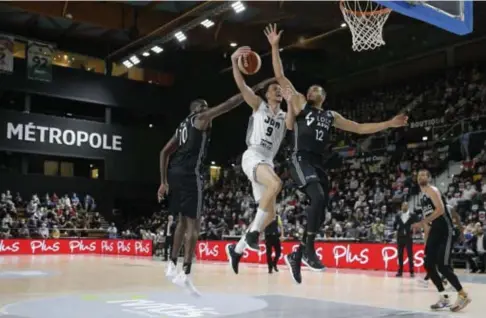  ?? FOTO MARTIN ALEX ?? In de competitie ging het Dijon van Hans Vanwijn sterk van start met drie zeges in evenveel wedstrijde­n.