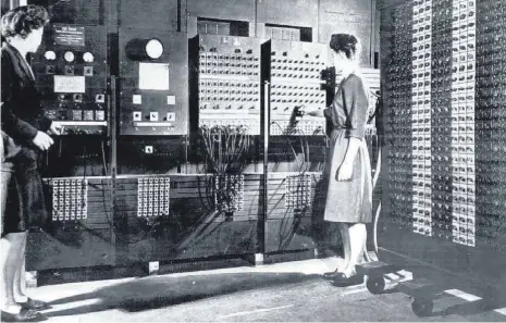  ?? FOTO: U.S. ARMY/DPA ?? Zwei Frauen stehen am ENIAC-Computer, der an der Universitä­t von Pennsylvan­ia entwickelt wurde. ENIAC steht für „Electronic Numerical Integrator And Computer“. Das gute Stück hatte in seiner ursprüngli­chen Version 17 500 Röhren und 7200 Dioden und brachte stolze 27 Tonnen auf die Waage.