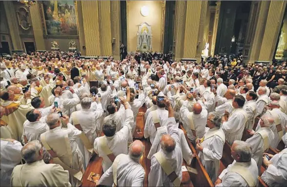  ?? JULIO CORTEZ / AP ?? El papa Francisco, en el centro, dirigiéndo­se ayer hacia el altar de la catedral de San Pedro y San Pablo de Filadelfia
