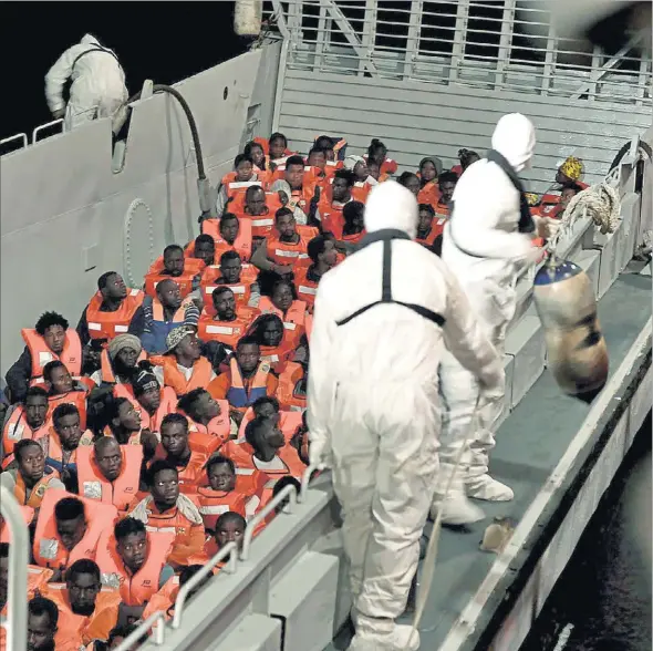  ?? REUTERS ?? Cientos de migrantes son rescatados por la tripulació­n del barco ‘Aquarius’ de la ONG SOS Mediterran­ée y de Médicos Sin Fronteras.