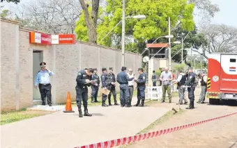  ??  ?? Los maleantes esperaron a que el escopetero y el encargado de recargar el dinero bajen del rodado de caudales, para reducirlos con disparos de escopeta.