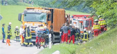  ?? FOTO: DPA ?? Großeinsat­z bei Nagold: Der Müllwagen ist auf ein Auto gekippt und hat fünf Menschen unter sich begraben.