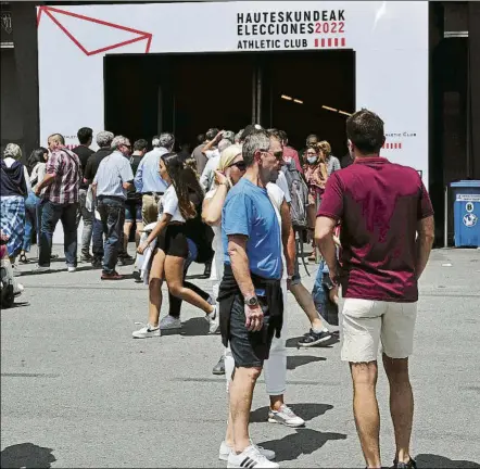  ?? FOTO: JUAN ECHEVERRÍA ?? Las elecciones del Athletic centraron toda la atención ayer en la capital vizcaína