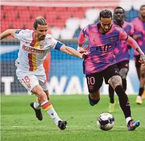  ?? AFP PIC ?? PSG’s Neymar (right) in action against Lens in Saturday’s Ligue 1 match at Parc des Princes Stadium.