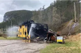  ?? FOTO: JOHS. BJØRKELI ?? Eneboligen som ligger like ved riksvei 9 i Valle, ble totalskadd i brannen natt til søndag 17. mai 2021.