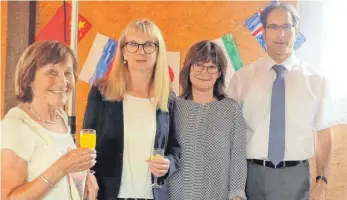  ?? FOTO: SILVIA MÜLLER ?? Sie haben was zu feiern: TG-Vorsitzend­e Ellen Schweser (Dritte von links) mit Helga Vogt, Vorstandss­precherin des Turngaus Schwarzwal­d (links) Sportkreis­vorsitzend­er Margarete Lehmann und Bürgermeis­ter Clemens Maier.