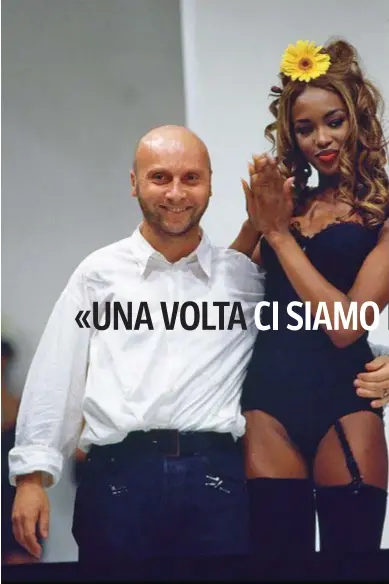  ??  ?? Domenico Dolce abbraccia la super top Naomi Campbell al termine di una sfilata della collezione estiva di Dolce & Gabbana
della seconda metà degli anni Ottanta