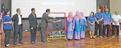  ??  ?? SULAIMAN memukul gong sebagai gimik perasmian. (Gambar kiri) ANTARA hadirin dan murid yang hadir dalam majlis itu.