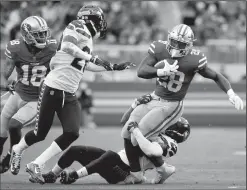  ?? KARL MONDON/TRIBUNE NEWS SERVICE ?? 49ers running back Carlos Hyde (28) gains 14 yards on a rushing play before being pulled down by the Seahawks' Earl Thomas (29) on Sunday in Santa Clara.
