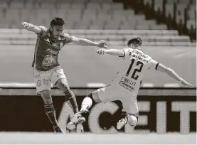  ?? Manuel Velásquez / Getty Images ?? Ángel Mena (izq.), autor del gol del triunfo de León sobre Pumas, elude la marca de Facundo Waller el domingo 21 de febrero en el estadio Olímpico Universita­rio.