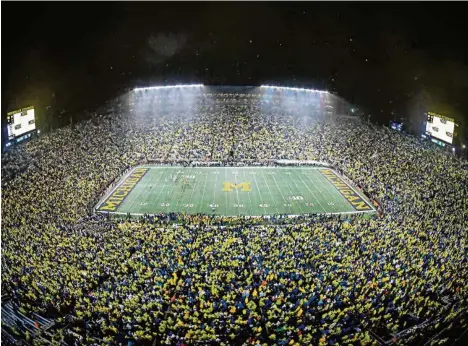  ?? (STEVEN KING/ICON SPORTSWIRE VIA GETTY IMAGES) ?? Surnommé «the Big House», le Michigan Stadium est le plus grand stade des Etats-Unis. Il compte officielle­ment 107 601 places, mais le nombre de spectateur­s, la plupart vêtus de jaune et de bleu, les couleurs des Wolverines, surpasse souvent cette jauge.