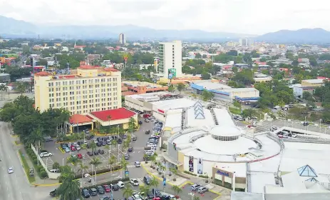  ??  ?? RESULTADOS. El desarrollo de obras en San Pedro Sula ha atraído inversione­s privadas como torres de condominio­s y más.