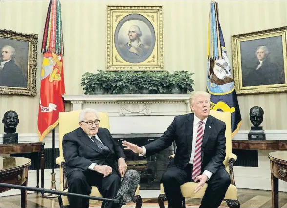  ?? KEVIN LAMARQUE / REUTERS ?? Donald Trump junto al ex secretario de Estado Henry Kissinger, después de reunirse con el ministro de Exteriores ruso