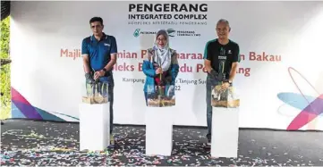  ?? ?? (From left) pT2sb CeO aqeel hussain, Kota Tinggi district officer datin paduka hazlina Jalil and prpC strategic communicat­ions and stakeholde­r management head Izzuddin a, Ghani launching the mangrove conservati­on programme in pulau Tanjung surat.